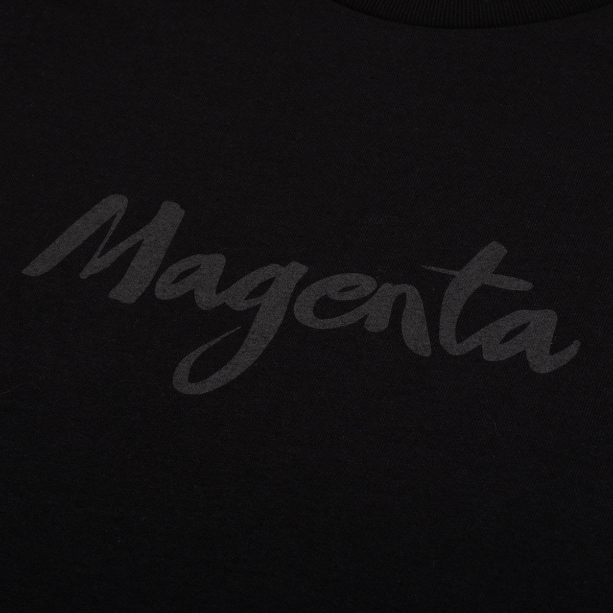 MAGENTA // T-SHIRT // SCRIPT // BLACK